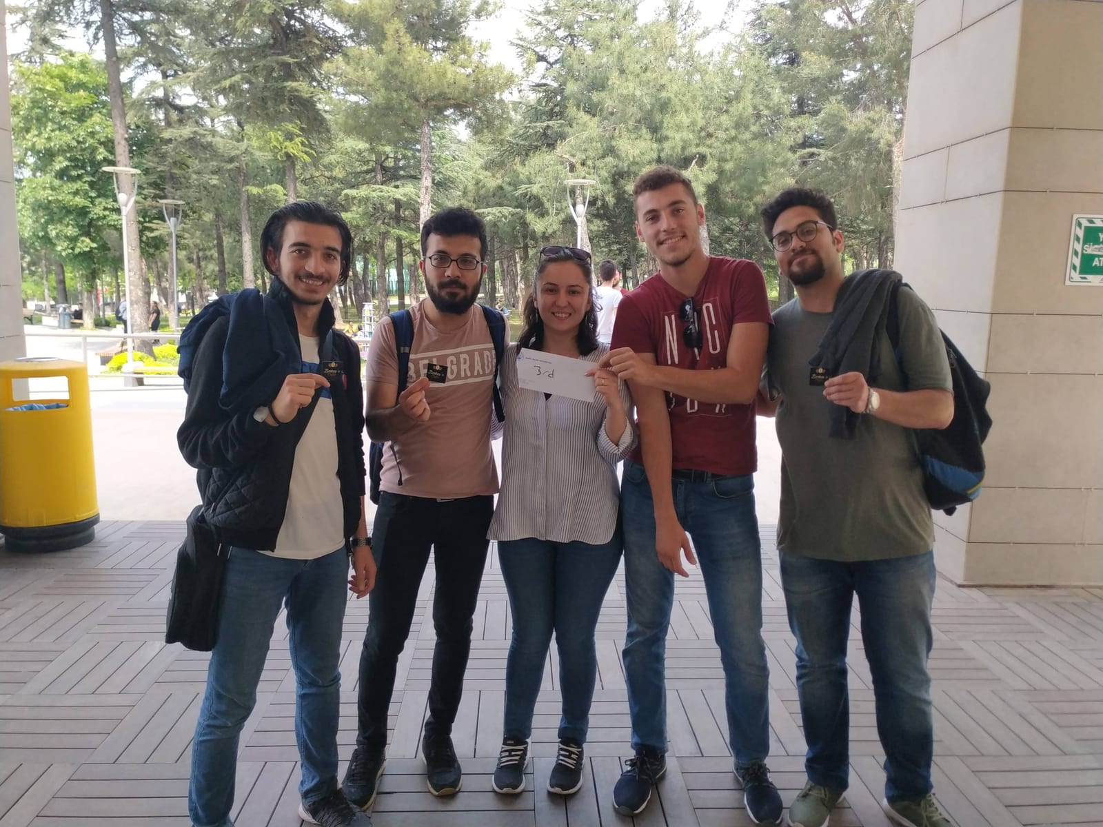 BTÜ Trivia ekibi "The Yıkıks" kampüs girişinde